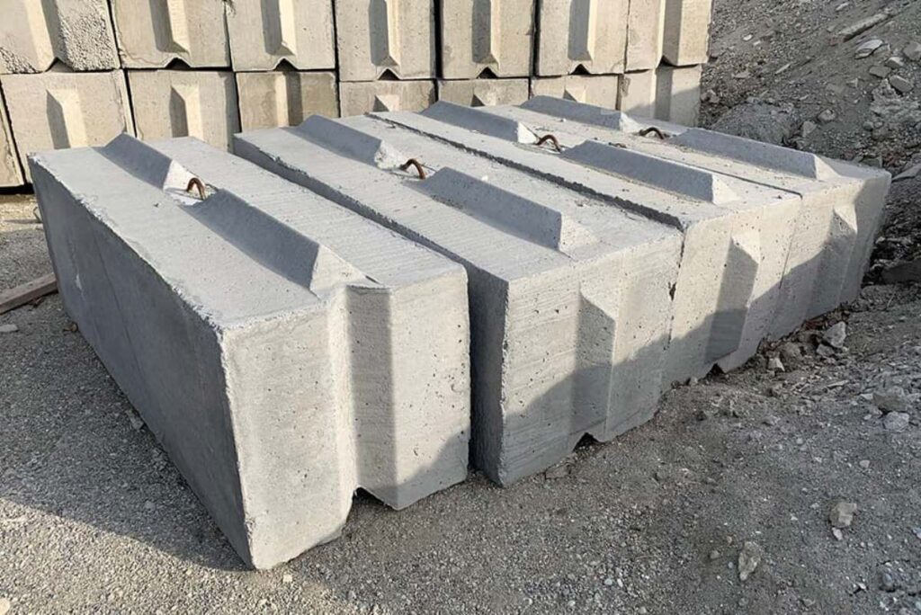 Large concrete Blocks2 1024x684 - بلوک سیمانی سنگین